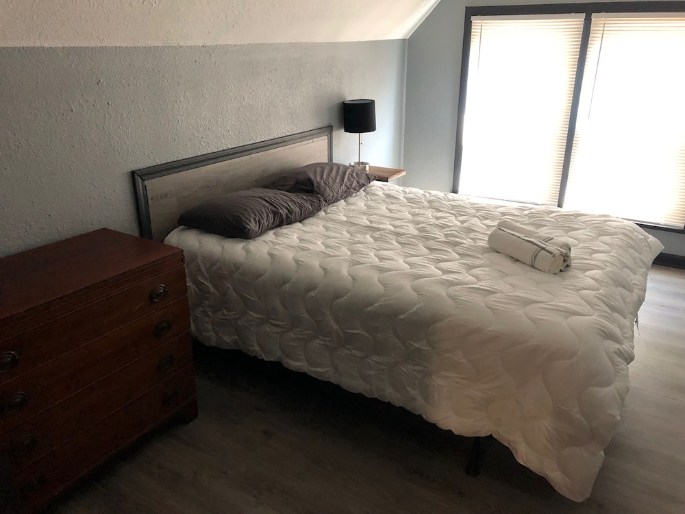 The 540 With Private Yard & Parking, Near Falls & Casino by Niagara Hospitality view 5