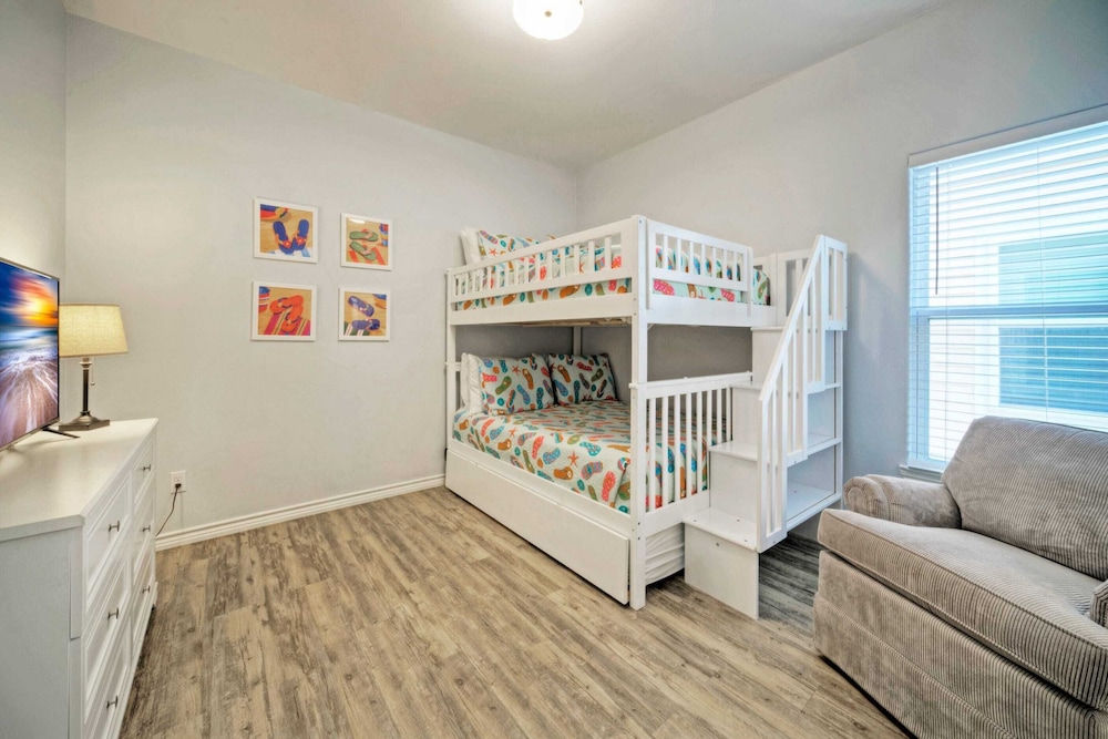 Sleeps 29, 3 Homes Beachside Resort Pool, Walk to the Beach