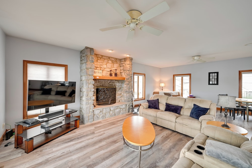 Hot Tub & Dock: Waterfront Lake Hamilton Home