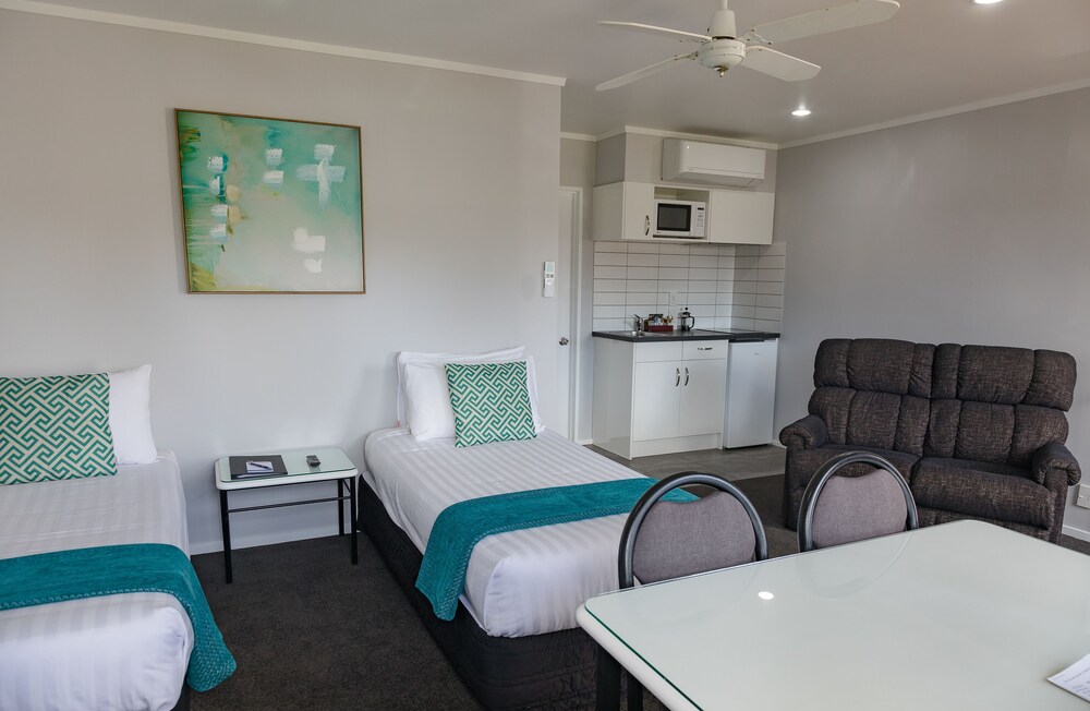 Bk's Palm Court Motor Lodge