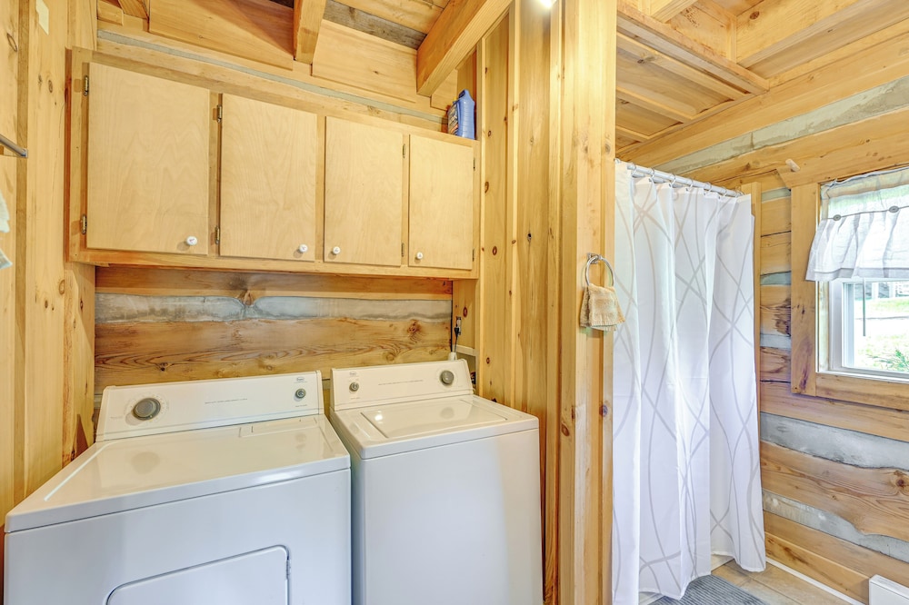 2 Mi to Mabry Mill: Mtn-view Cabin w/ Porch!