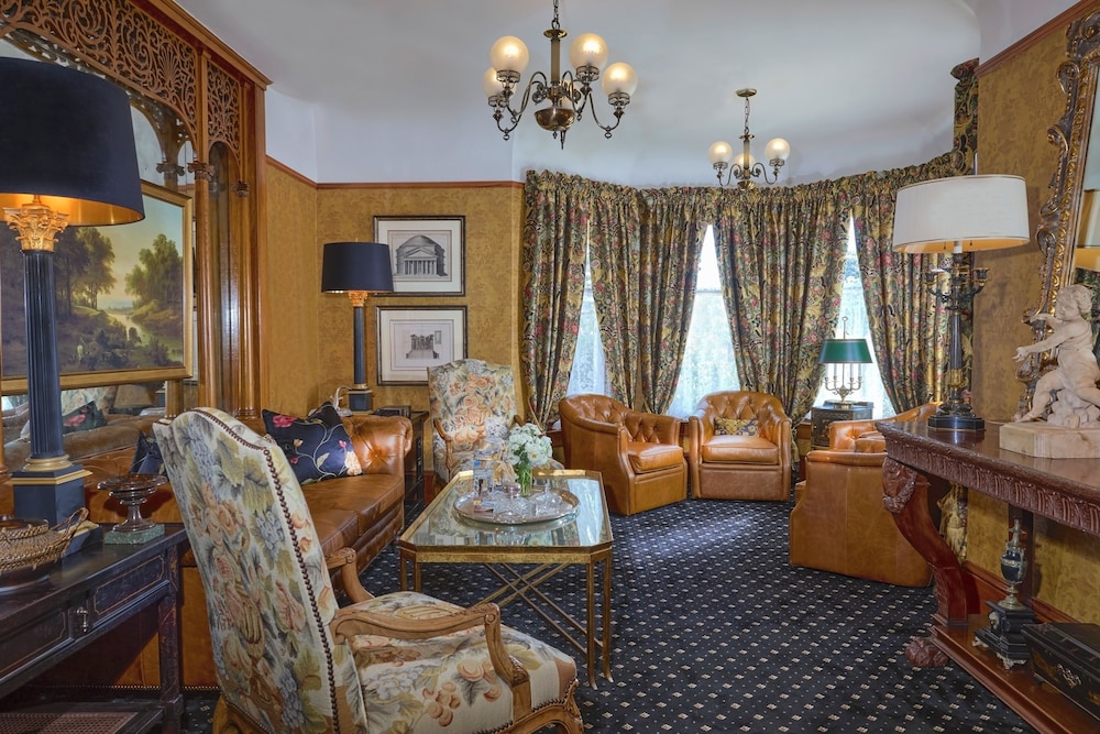The Charles Pacific Grove - Artfully Designed Inclusive Inn