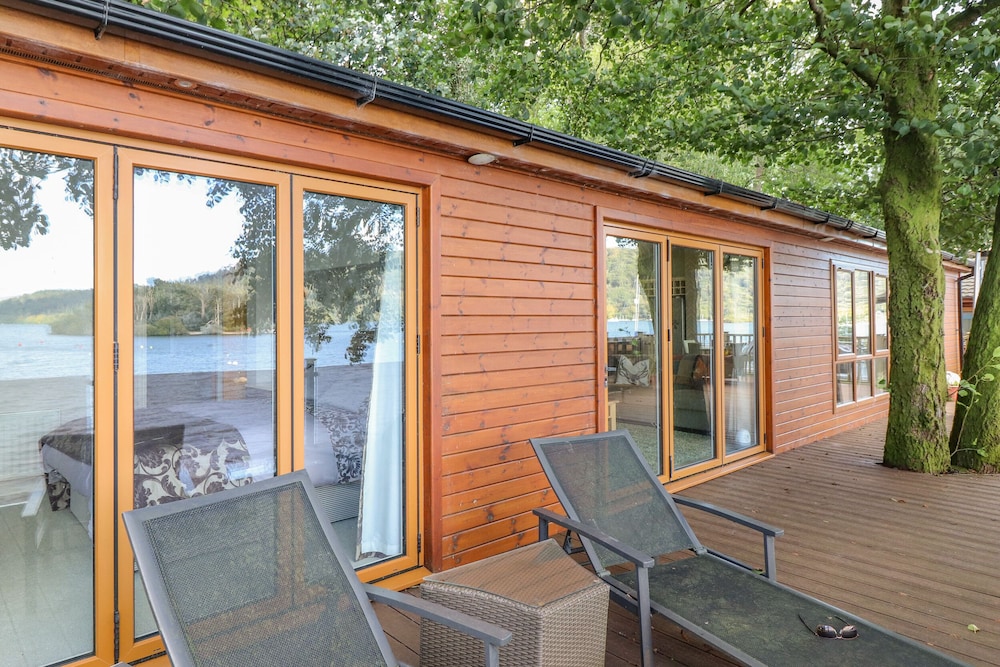 Lakeside Lodge