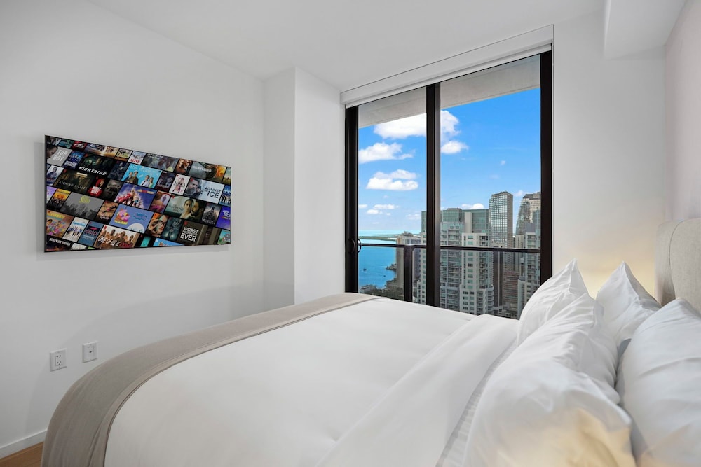 Bayside Apt with Stunning City Views