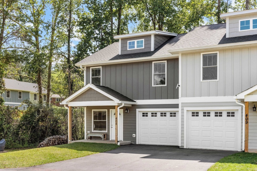 Sleeps 20, Entire Duplex Patio + Fire Pit 6 Minutes to Downtown Asheville