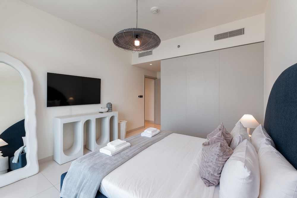 Stylish Emaar Beachfront 2BR w Beach Access