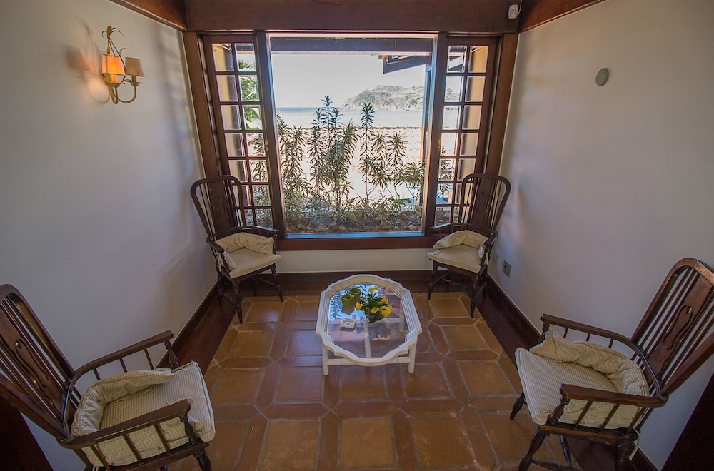 Casa com Cinco Quartos Pé na Areia