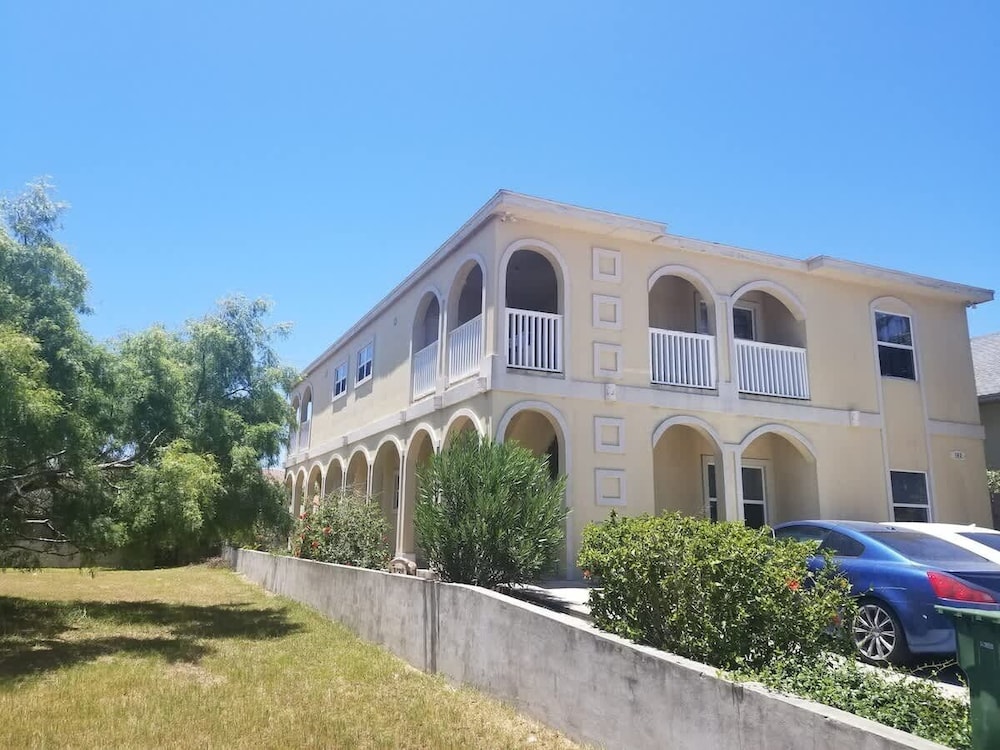 Open & Modern Pool #b Walk To Beach 2 Bedroom Condo