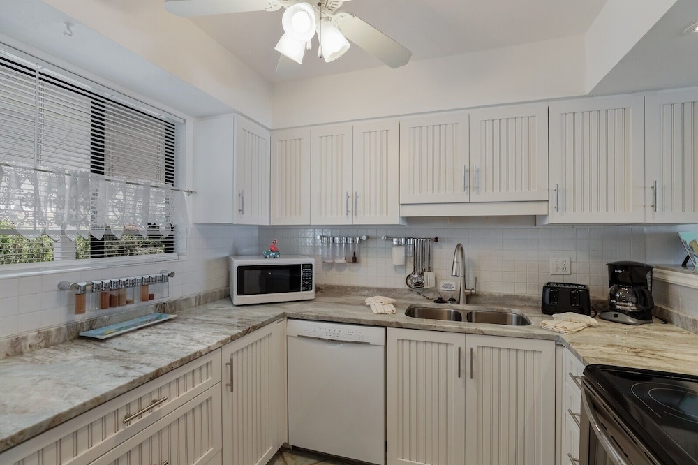 Fun N Sun 1 Bedroom Condo by RedAwning view 5