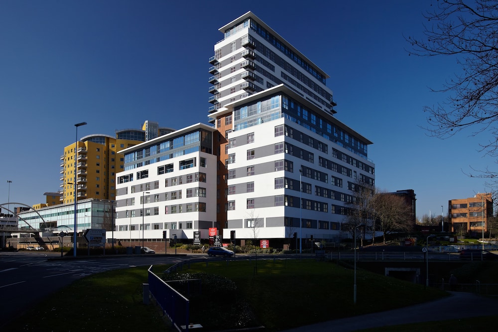 Basingstoke Vacations - Skyline Plaza by Viridian Apartments - Property Image 1