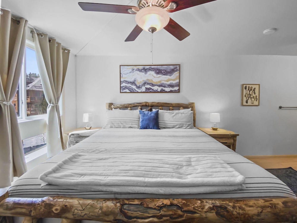 Ski Hill 40 2 Bedroom Condo by RedAwning view 4