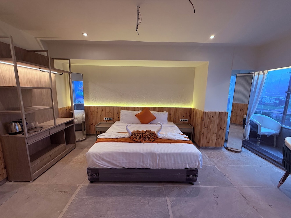 Ikonic Hotel - Bhushi Dam Lonavala