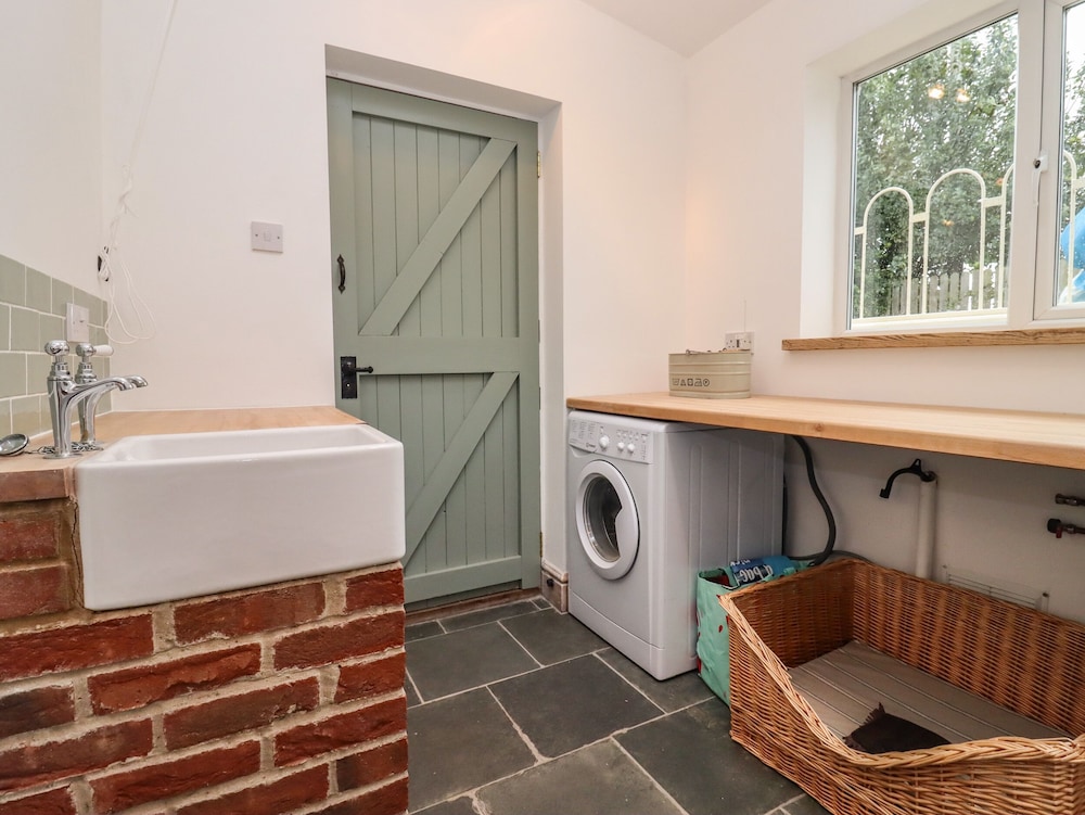 1 White House Cottages