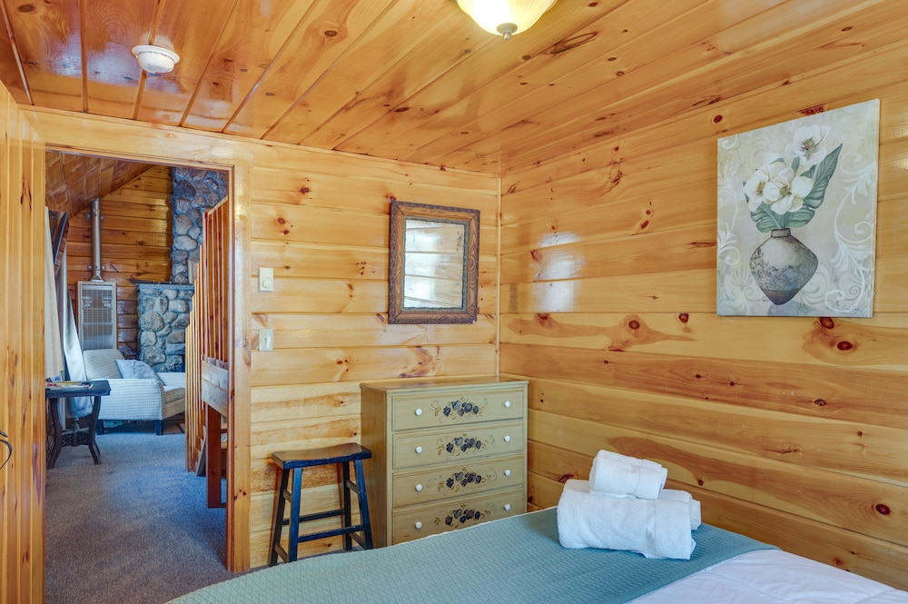 Cozy Laconia Cabin, Close to Winnipesaukee Pier!