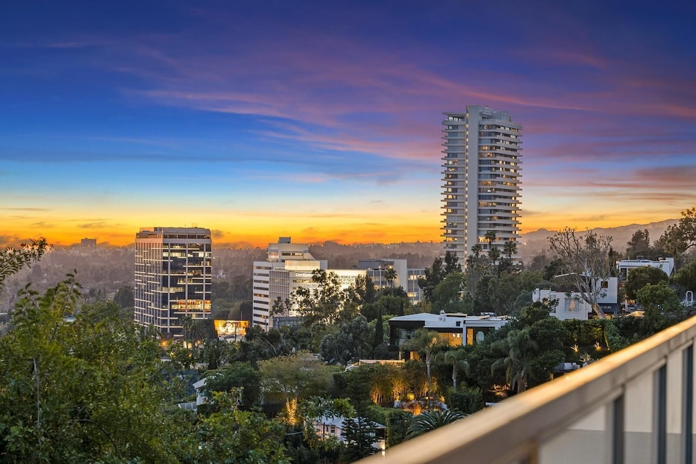 Belle Horizon - Modern Villa With Expansive Balcony and Views