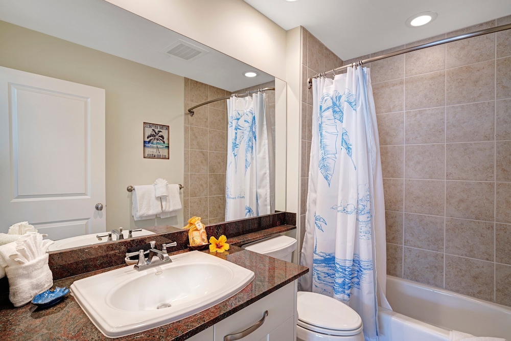 Ocean View - AC & Wifi - Walk to Beach & Shopping - Vrkcv