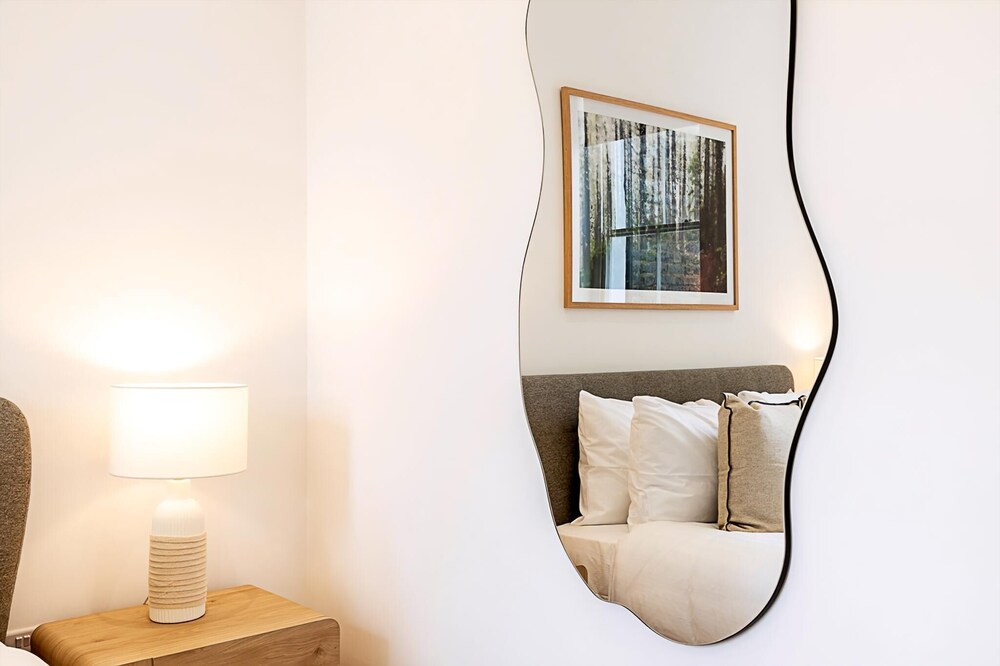 Chic Chelsea Retreat: Bright Space & Balcony Bliss