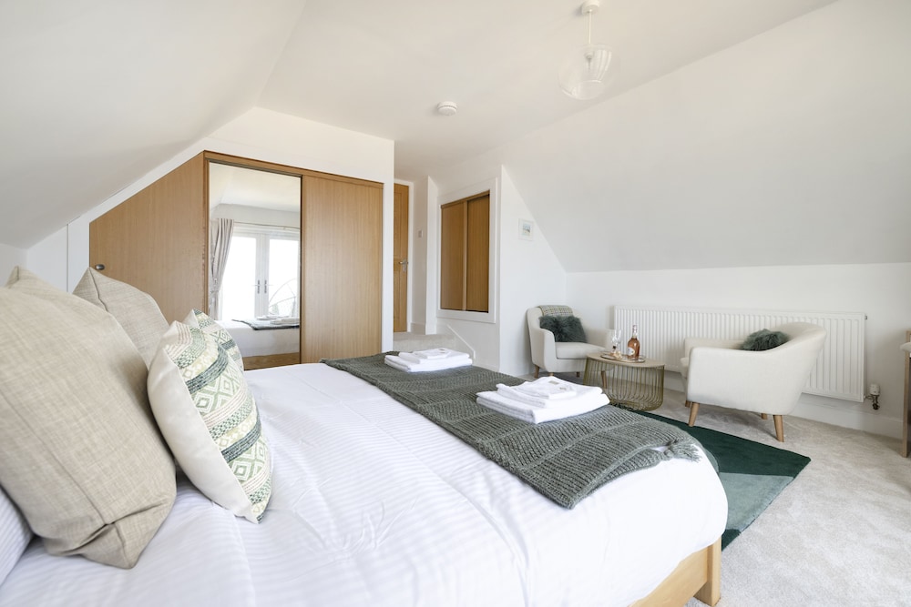 JOIVY Aurora House - 4 Bed With Hot Tub And Sea View view 5