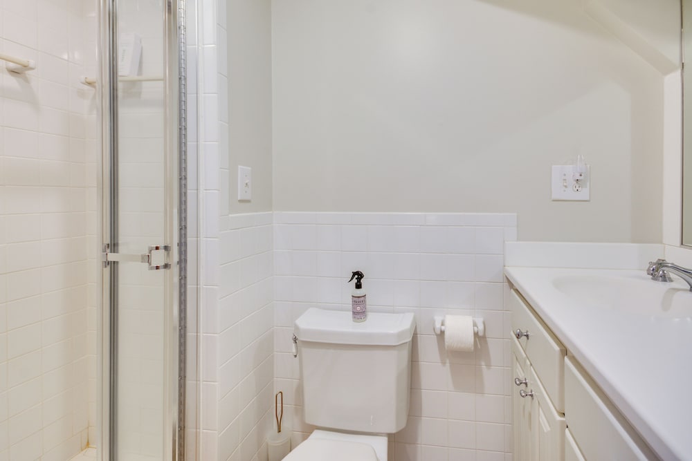 Walk to Main St: Historic High Point Carriage Home