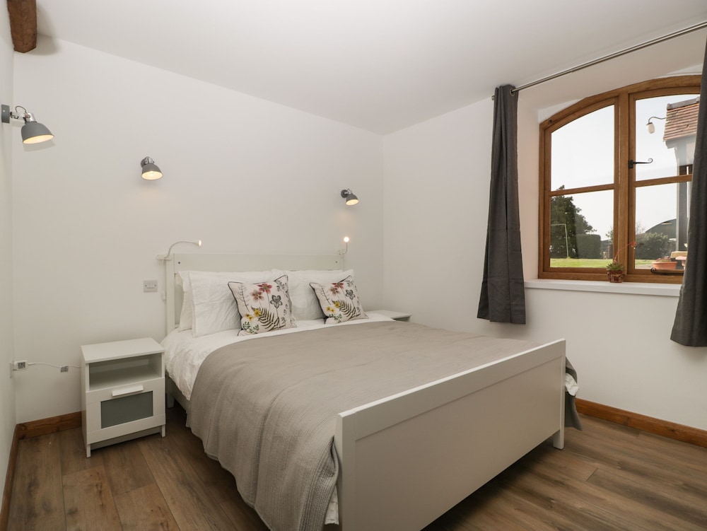 Lower Venn Granary Apartment 1