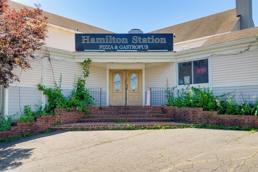Near Shops, Eats & Trails: Loudon County Apt!