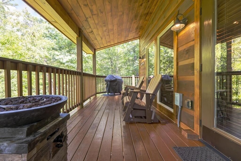 Tucked Away - 1 Bedrooms, 1 Baths, Sleeps 4 Home by RedAwning