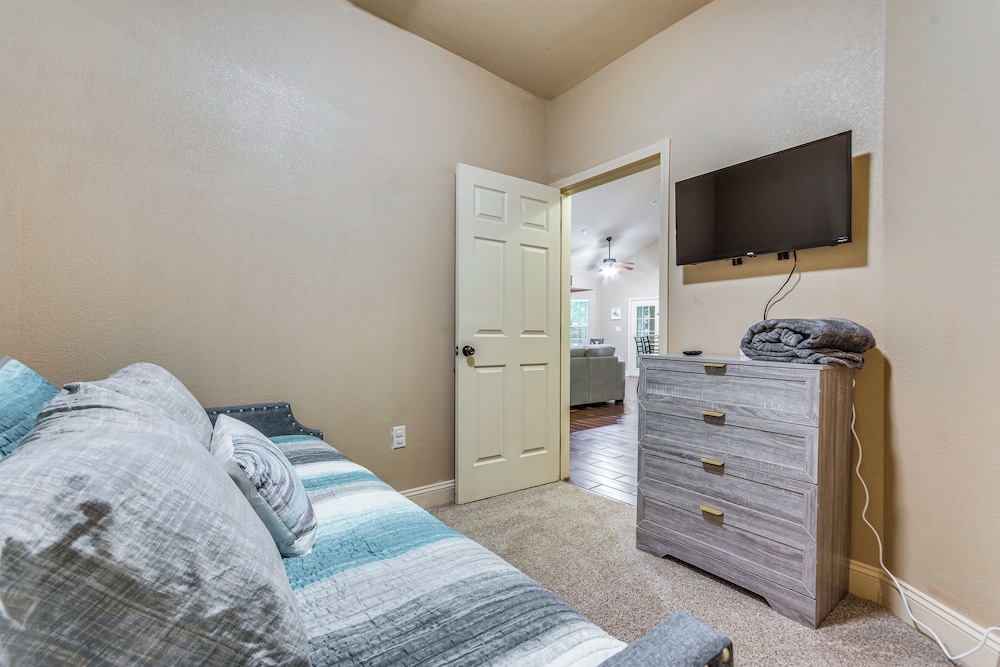 Spacious Yard! Navarre Home in Quiet Neighborhood