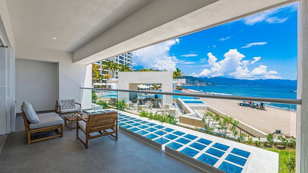 Beachfront Private Pool Theatre Room Views