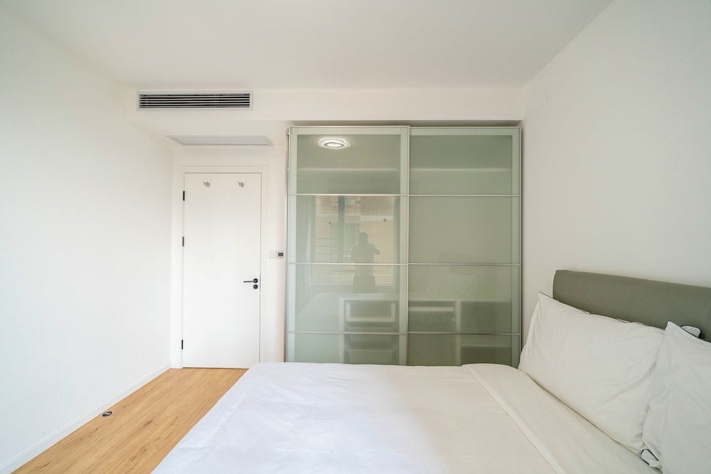 Tyms Spacious 4BR 2BA Apt Xujiahui