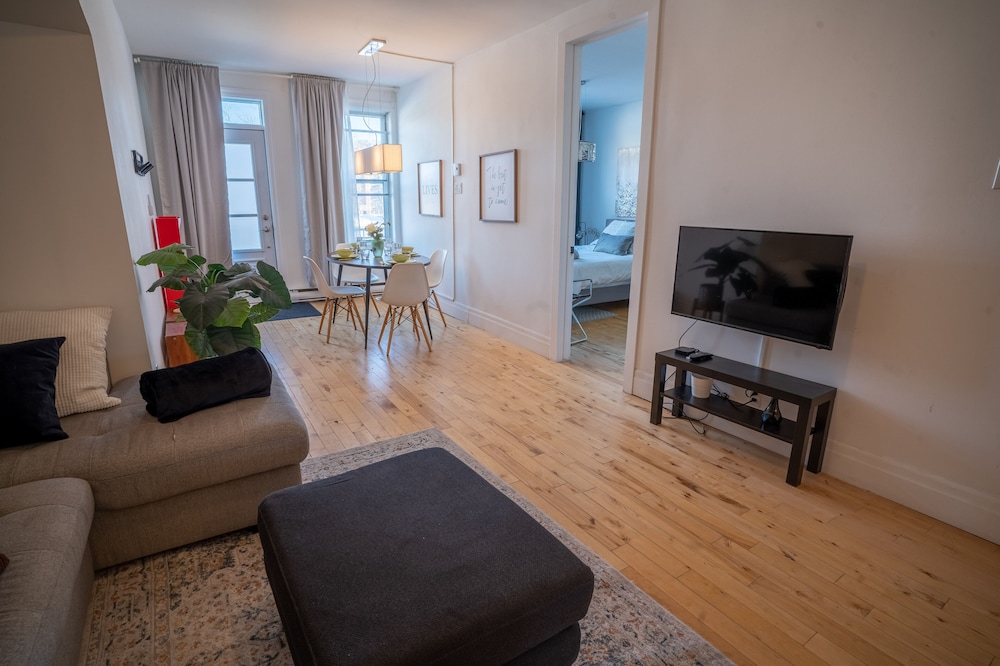 SUPERB 1 Bed Apt. Steps Away From Metro