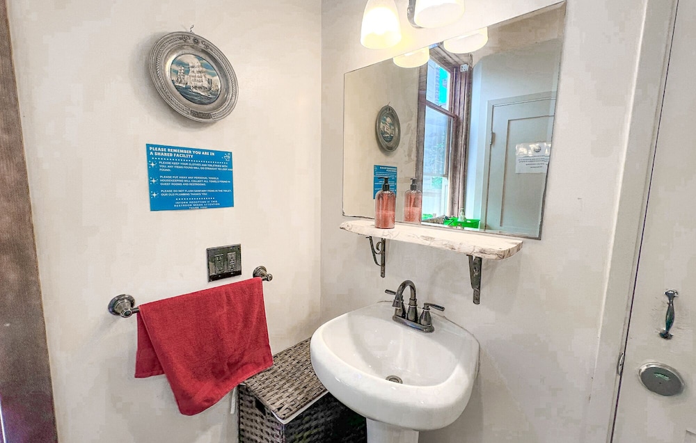 International Travelers House Hostel \- Downtown San Diego Little Italy.