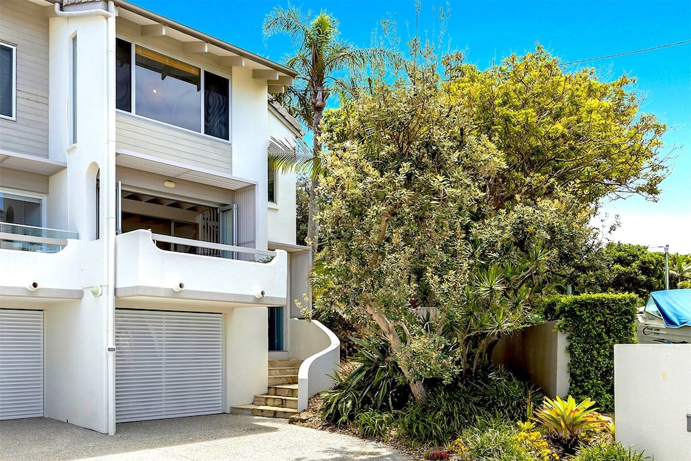 2-bed Coastal Haven With Pool by Sunshine Beach