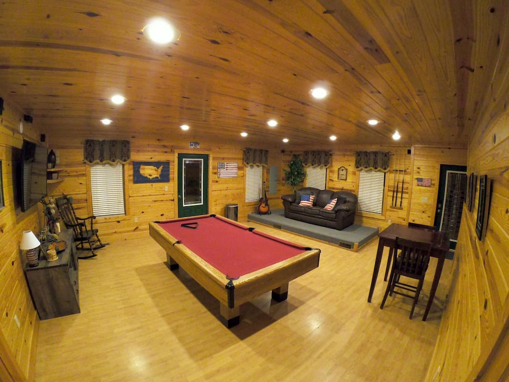 Beautiful Cabin w hot tub Sauna Pool Table