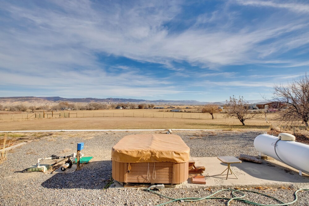 Hot Tub & Screened Patio: Getaway in Montrose!