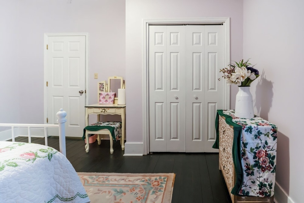 Central 4BR Historic Gem Near Colleges