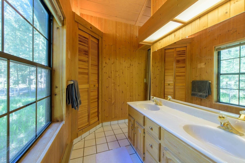 Glen Lake Cabin in the Woods