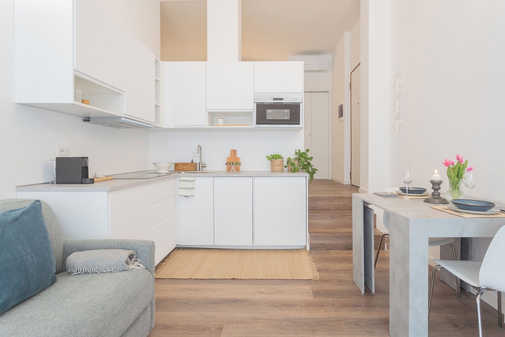 A Step From the Dome Apartment by Rent all Como