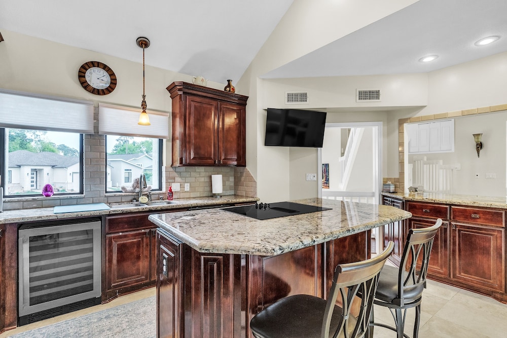 Lakefront Retreat With Private Pool, Hot Tub And Dock 4 Bedroom Home