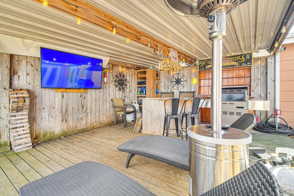 Grove Lake House w/ Boat Dock & Outdoor Spots!
