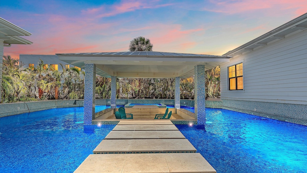 Dream Island 8 Bedroom Home