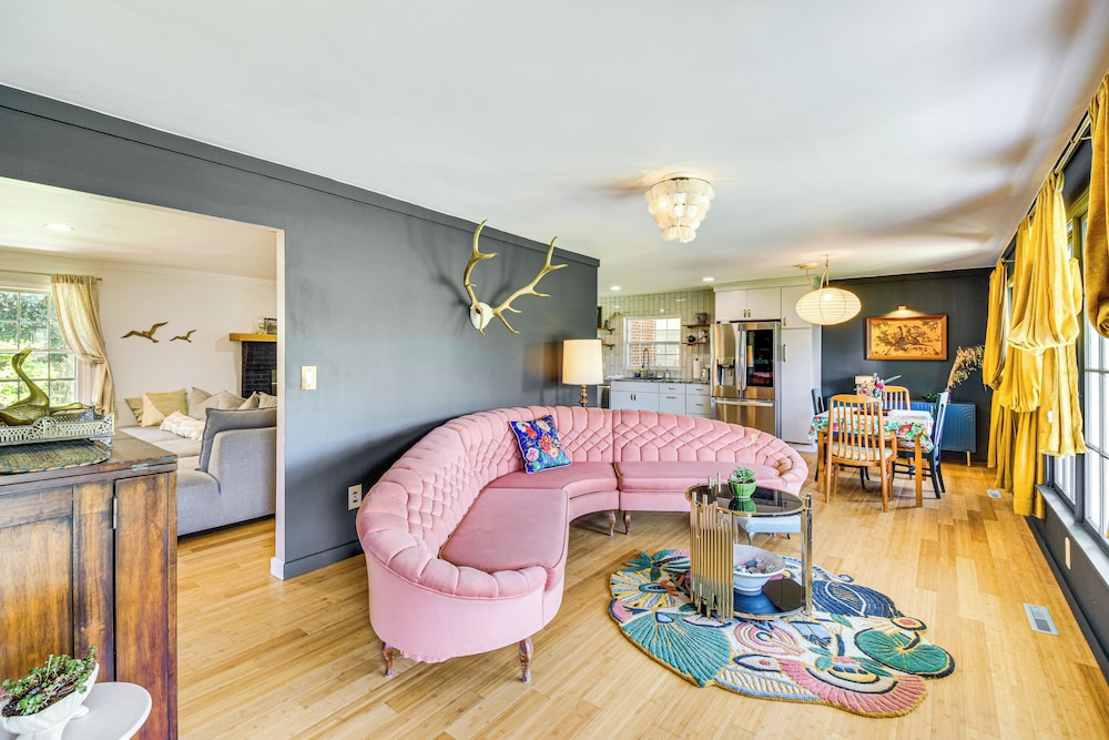 5 Mi to Lake Keowee: Stylish Salem Home w/ Yard!