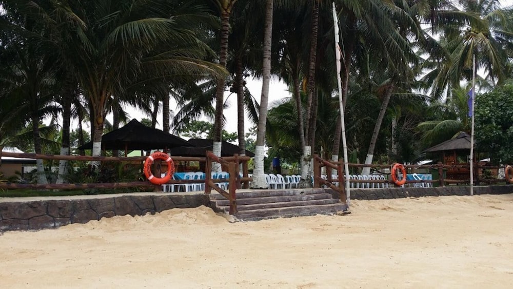 Nichos Island Resort