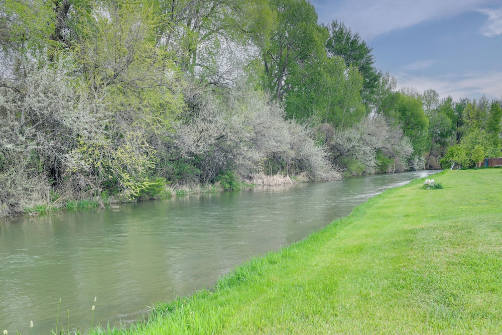 11 Mi to Bear World: Riverfront Getaway in Rigby