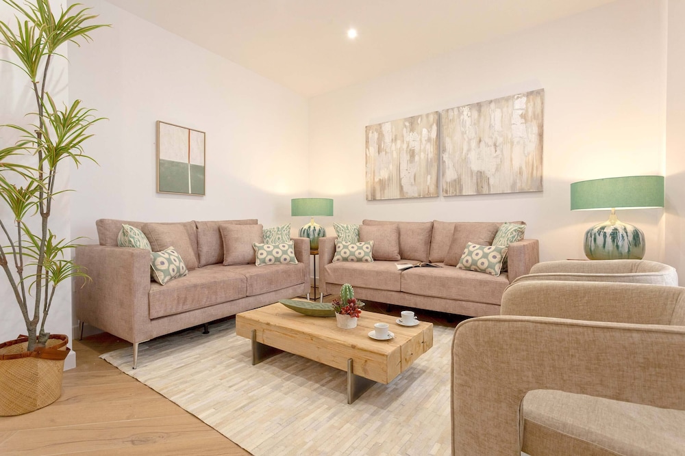 Exclusive Apartment in City Center. Capiteles