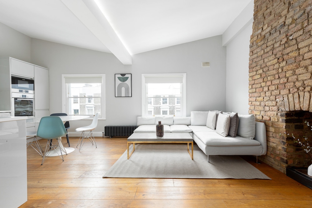 Radiant 2 Bed Flat near Portobello