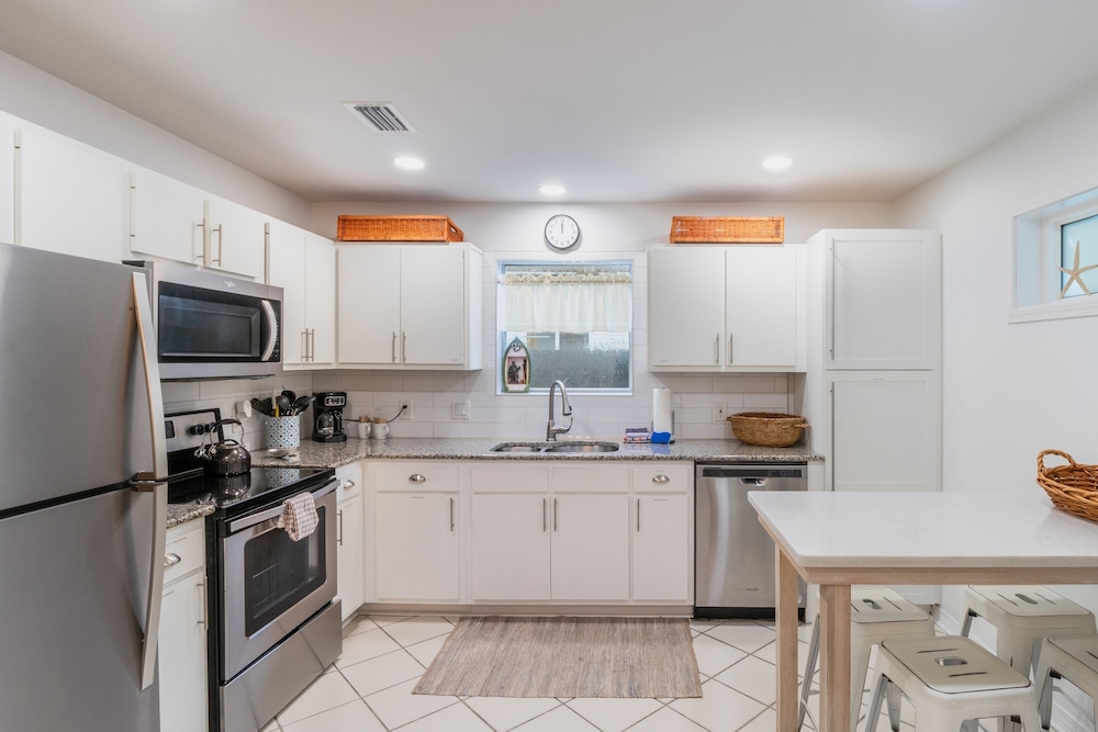 Destin Dolphin by Avantstay 2 Mins Walk To Beach w Pool Large Outdoor Entertaining Area