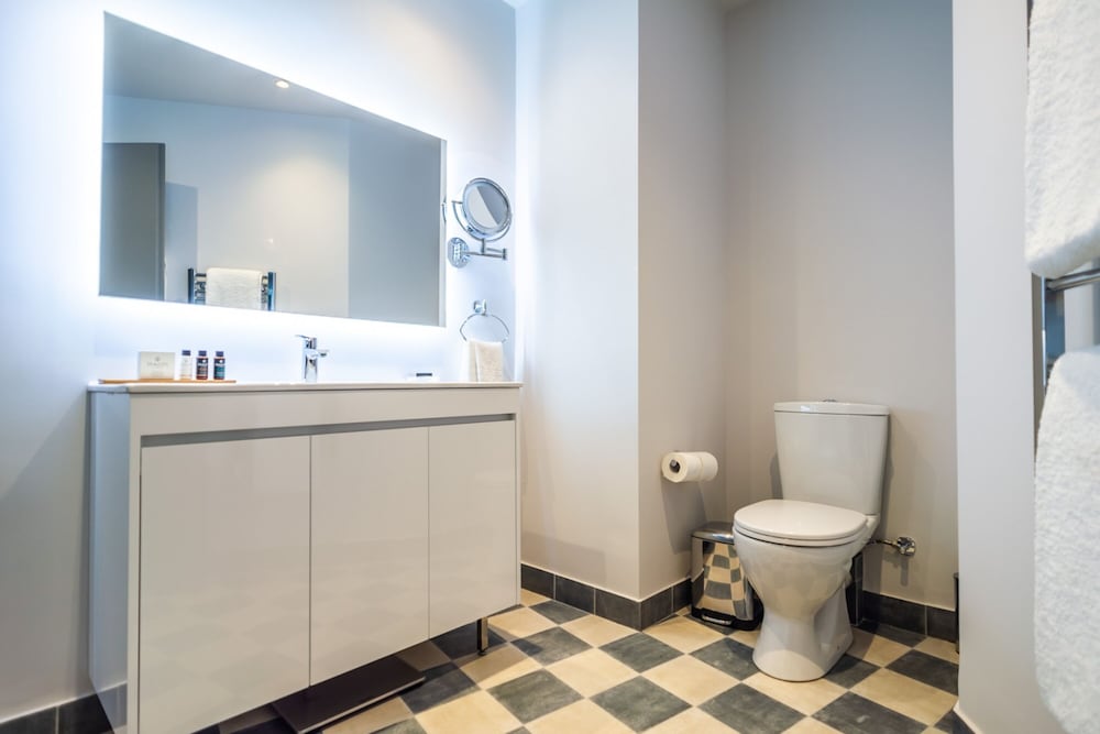 33 Solonos Suites