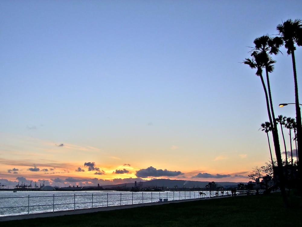 Immaculate 3bdr Private Bungalow, Walk to Beach! view 5
