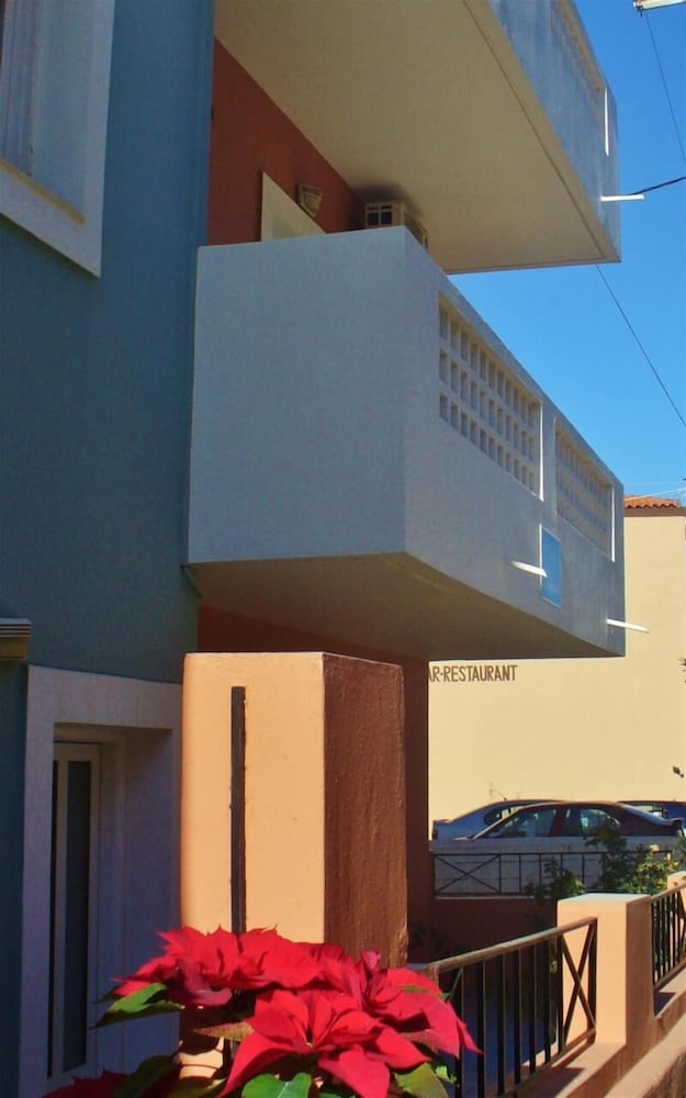 7 Days Studios & Apts