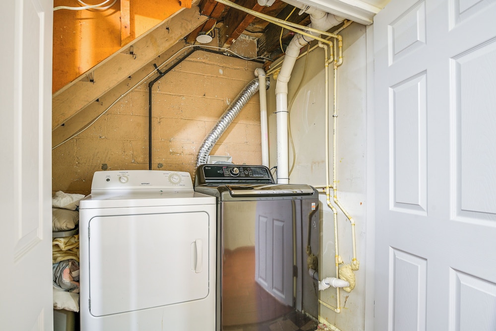 11 Mi to Downtown Baltimore: Middle River Townhome, photo 4